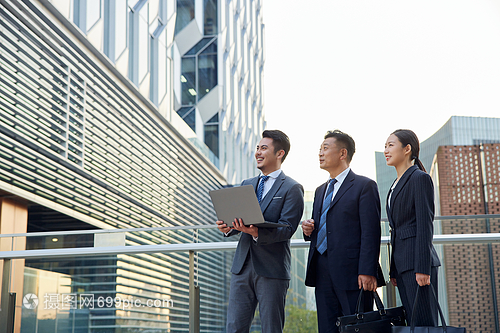 精英風采 戶外商務團隊的卓越形象塑造